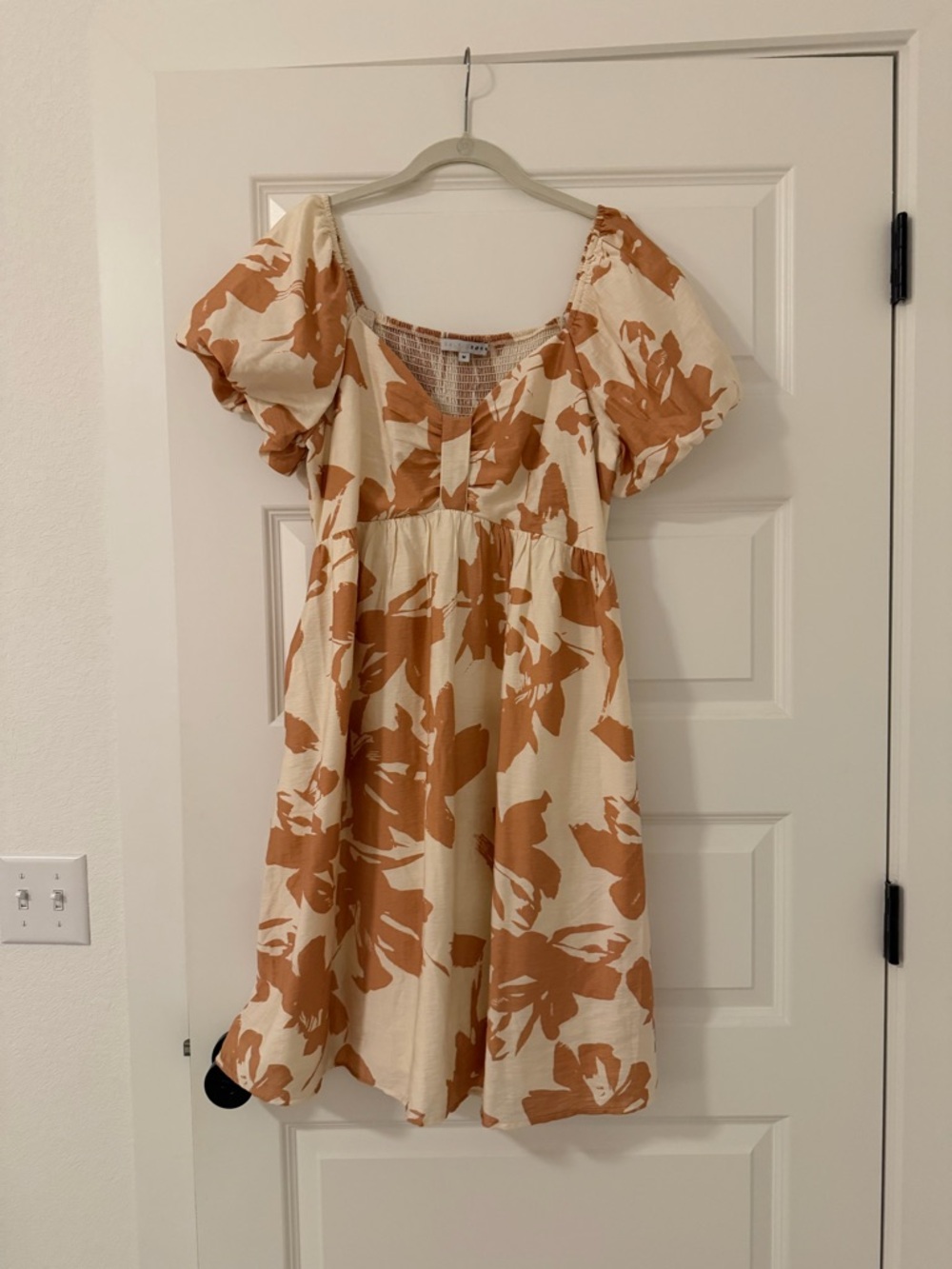 Women’s Cream and Tan Floral Puff-Sleeve Dress